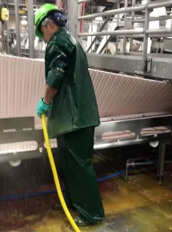 Otro empleado con aspecto de adolescente trabaja en la planta de Grand Island.