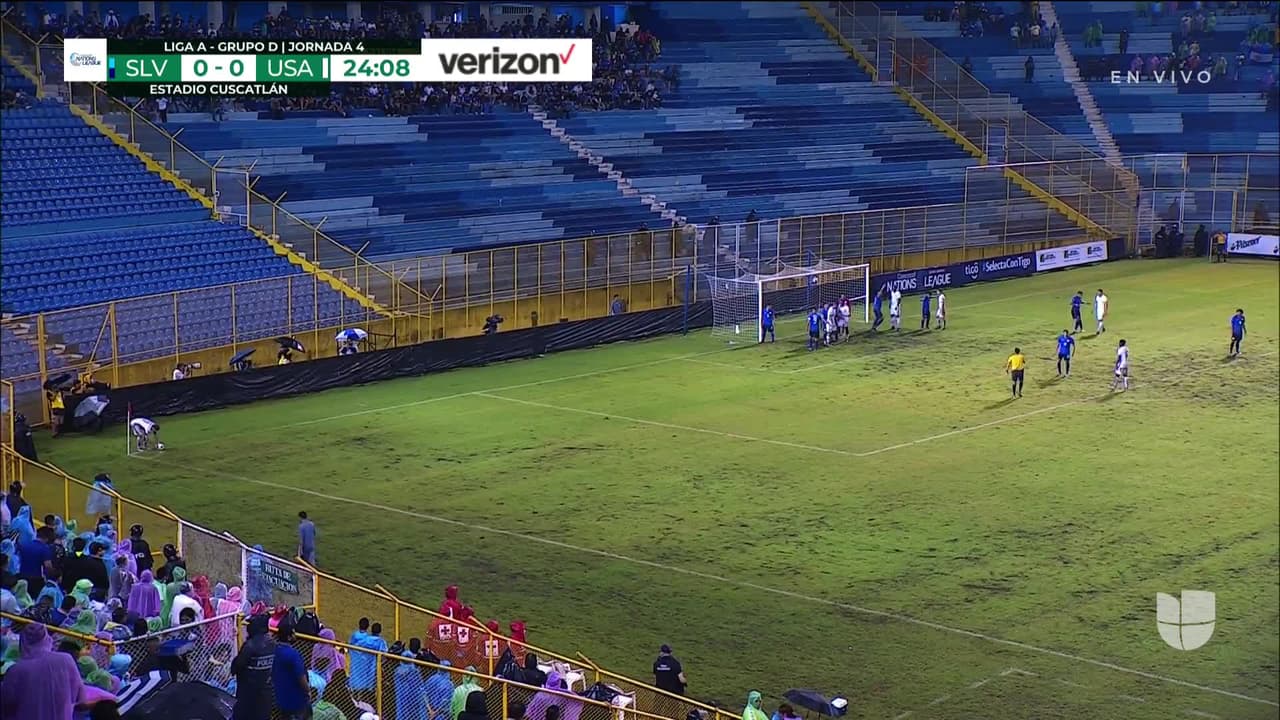 ¡TIRO ATAJADO! disparo por Aaron Long.