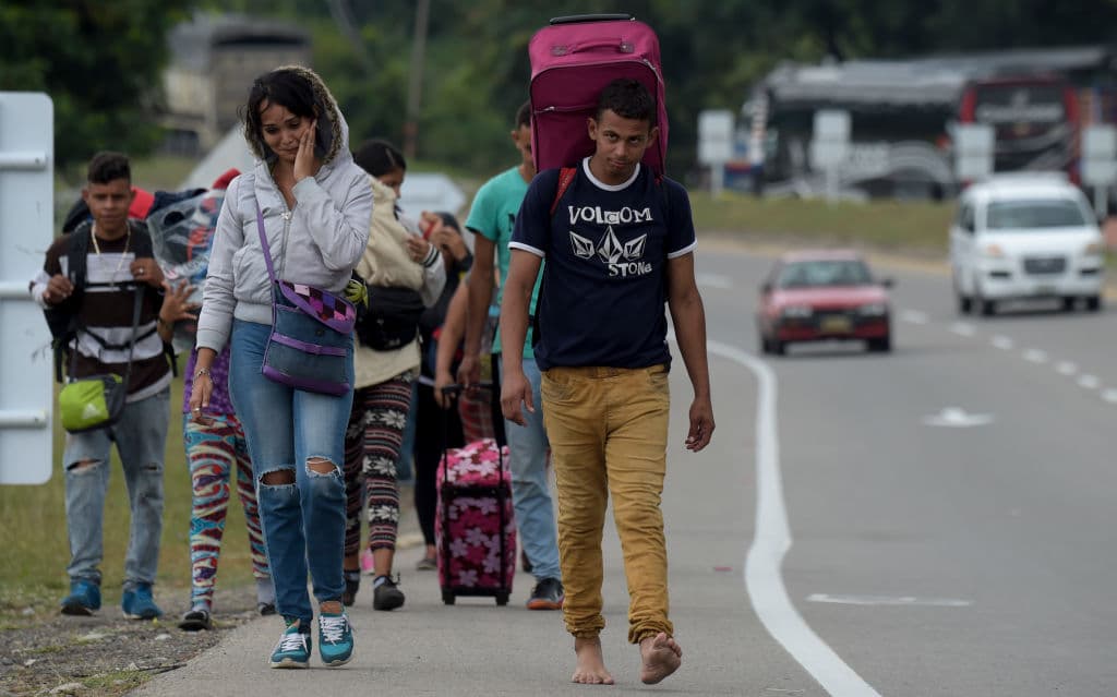 Cómo afecta a refugiados cubanos y venezolanos en Florida el plazo de 10 días para impugnar estatus