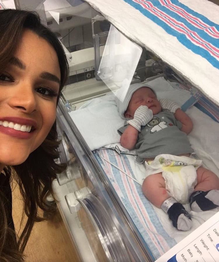 Tía Clari no deja de tomarse fotos con el muñequito más hermoso
<br>