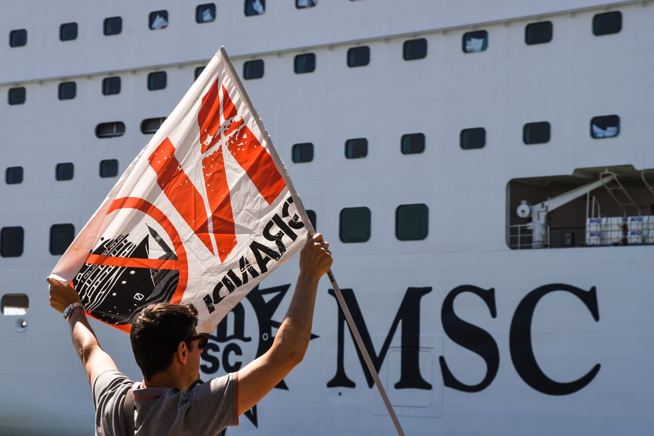 El alcalde de Venecia, Luigi Brugnaro, reprochó que desde hace 8 años los venecianos piden que los grandes cruceros turísticos no pasen por el canal de la Giudecca y pidió la apertura "inmediata" del canal alternativo para tráfico marítimo.