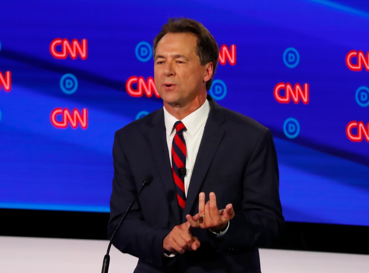 El gobernador de Montana, 
<a href="https://www.univision.com/temas/steve-bullock">Steve Bullock</a>, empezó su participación en el debate definiéndose como "demócrata prosindicalista, proelección y progresista que ganó tres elecciones en un estado rojo, no por compromiso, sino por hacer cosas". Pidió a sus contendientes concentrarse "en los desafíos de los estadounidenses de todos los días".
