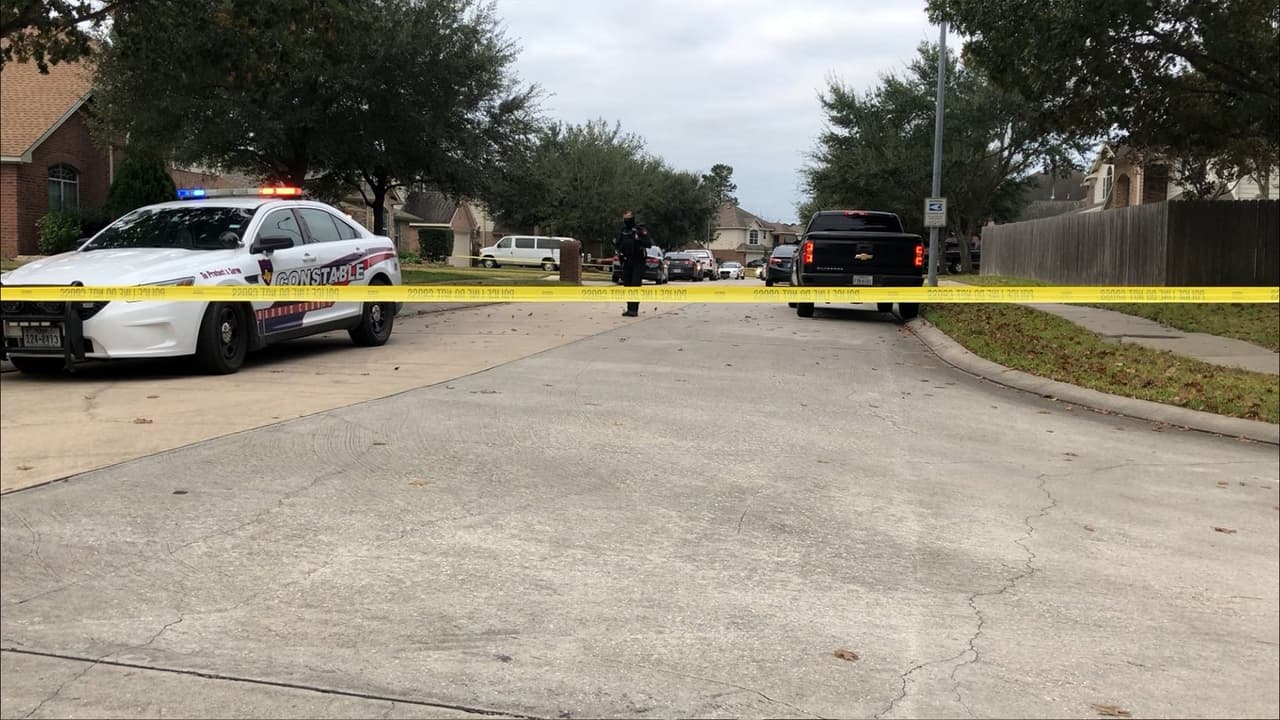 El sospechoso, que huyó de la escena, fue identificado por las autoridades como Johnny Landry, estaba en
<b><a href="https://www.univision.com/local/houston-kxln/en-que-consiste-la-medida-de-la-corte-de-comisionados-del-condado-harris-sobre-el-proceso-de-fianzas-video">libertad bajo fianza</a></b> y cuenta con una orden de arresto.