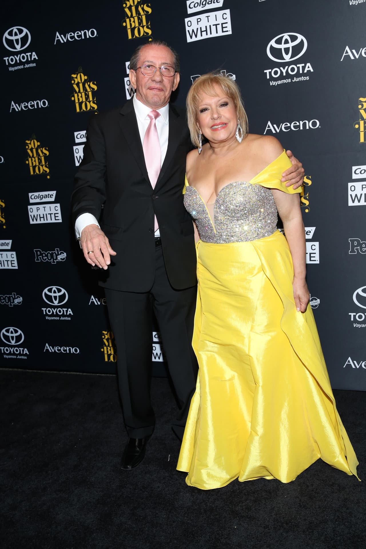 Una falda muy grande con un amarillo muy intenso.