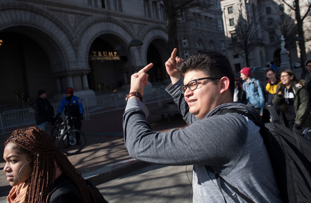 Washington DC. Los estudiantes pasaron por el polémico hotel propiedad del presidente Donald Trump en la capital del país