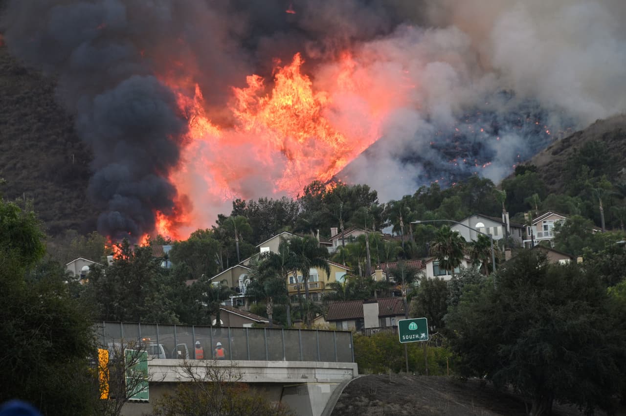 El incendio Blue Ridge estalló justo antes de la 1 p.m.el lunes en el área de Green River Road y 91 Freeway en el extremo oeste de Corona, cerca del Green River Golf Club.