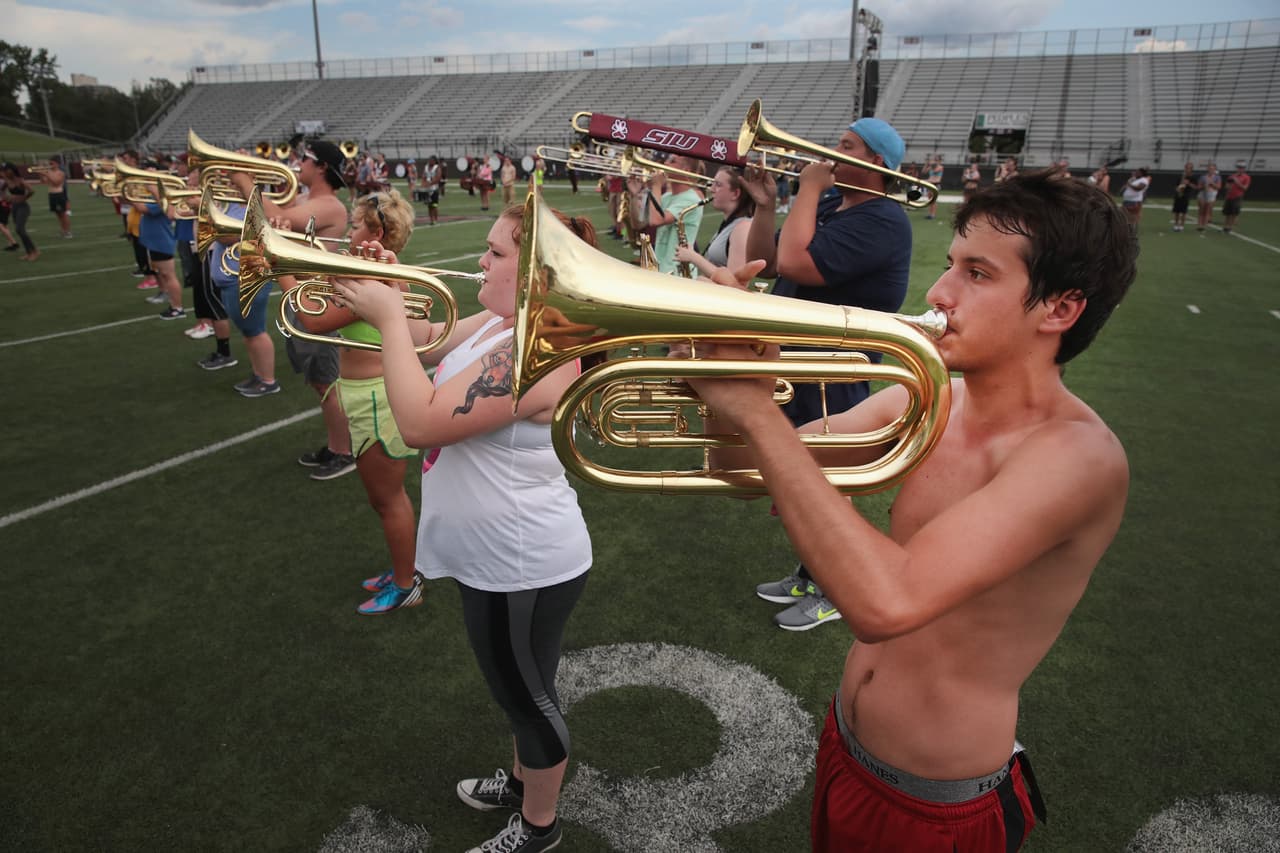 Así practica desde días previos al eclipse la banda estudiantil de Southern Illinois University quienes con sus tonadas amenizarán el programa que ha llevado a miles de turistas a Carbondale, Illinois el lugar en donde se experimentará de manera más larga el momento en el que la luna tapa completamente el sol por aproximadamente 2 minutos y 40 segundos.