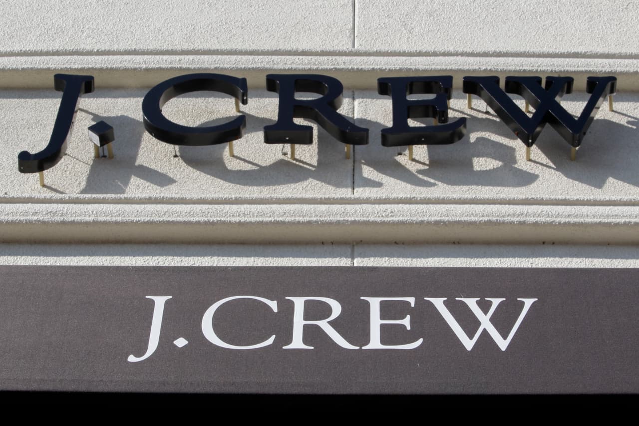 En junio de 2019, la exclusiva tienda de ropa
<b> J.Crew </b>anunció el cierre de 20 tiendas y una fábrica en Estados Unidos. Las clausuras se suman a las 34 liquidaciones de 2018. La cadena no detalló las sucursales, pero si señaló durante el anuncio que la medida se debe al descenso en las ventas, además de los esfuerzos de la empresa por impulsar su otra marca Madewell.