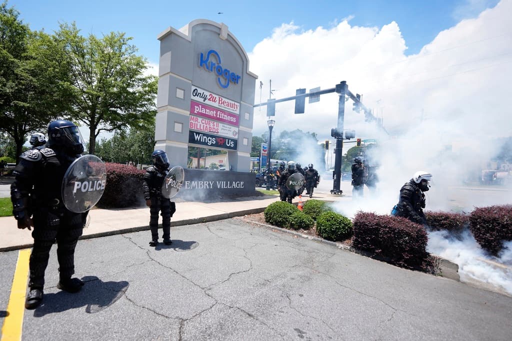 Oficiales antimotines usaron 
<b>gas pimienta </b>para dispersar a quienes bloqueaban las calles.