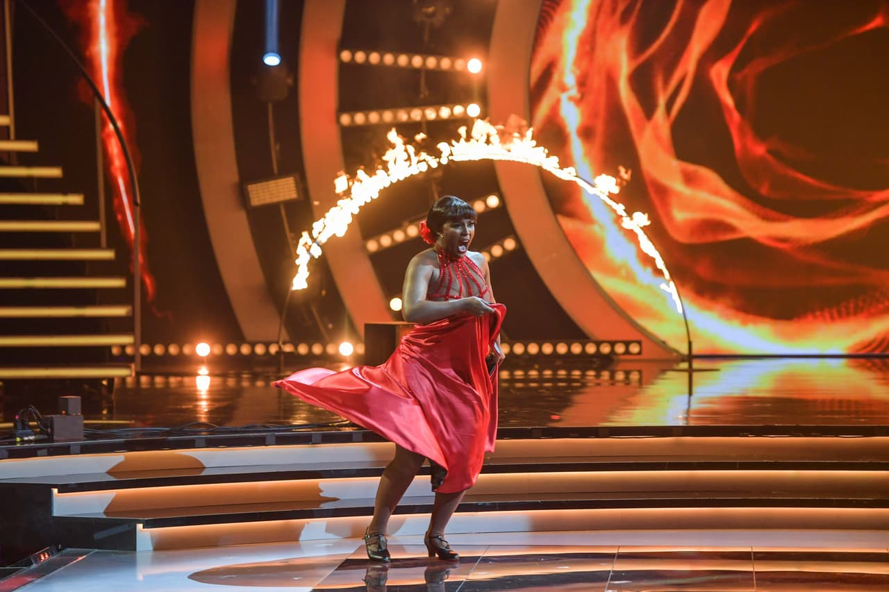 La siguiente en la pista fue Amara. Este domingo nos enteramos de que sus zapatos viejos son la razón por la que no la han nominado ni una sola vez, ni siquiera a volver a la pista a presentar su segundo baile.