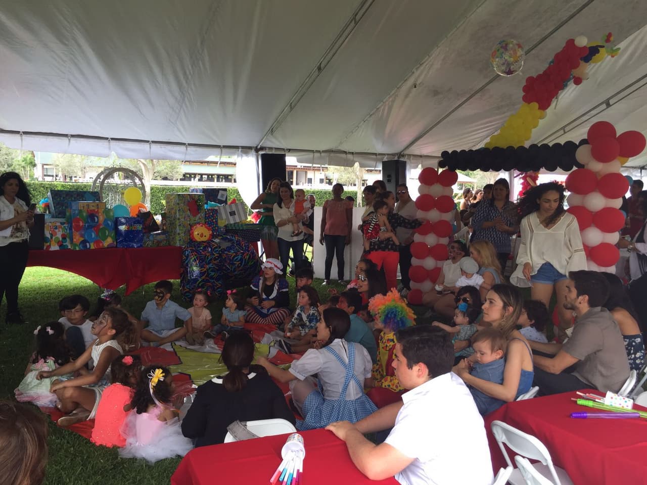 Nuestra primera reina celebró el primer cumpleaños del pequeño Matteo por todo lo alto con una divertida temática circense. Rodeados de amigos y familiares Alejandra y Aníbal lucieron felices junto a su hijo en una celebración que jamás olvidarán.