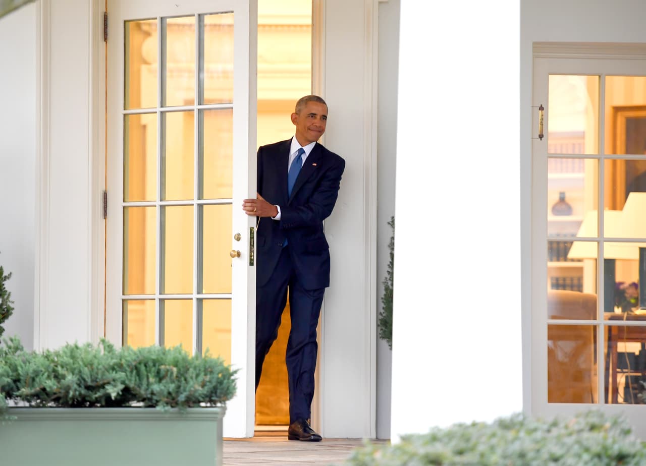 TOPSHOT - US President Barack Obama departs the Oval Office for the last time as president, at the White House in Washington, DC January 20, 2017. / AFP / JIM WATSON (Photo credit should read JIM WATSON/AFP/Getty Images)