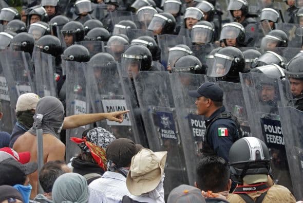 Unos 700 estudiantes, maestros y padres de familia se enfrentaron esta mañana con policías antimotines en su intento por llegar al aeropuerto de Acapulco, en Guerrero.