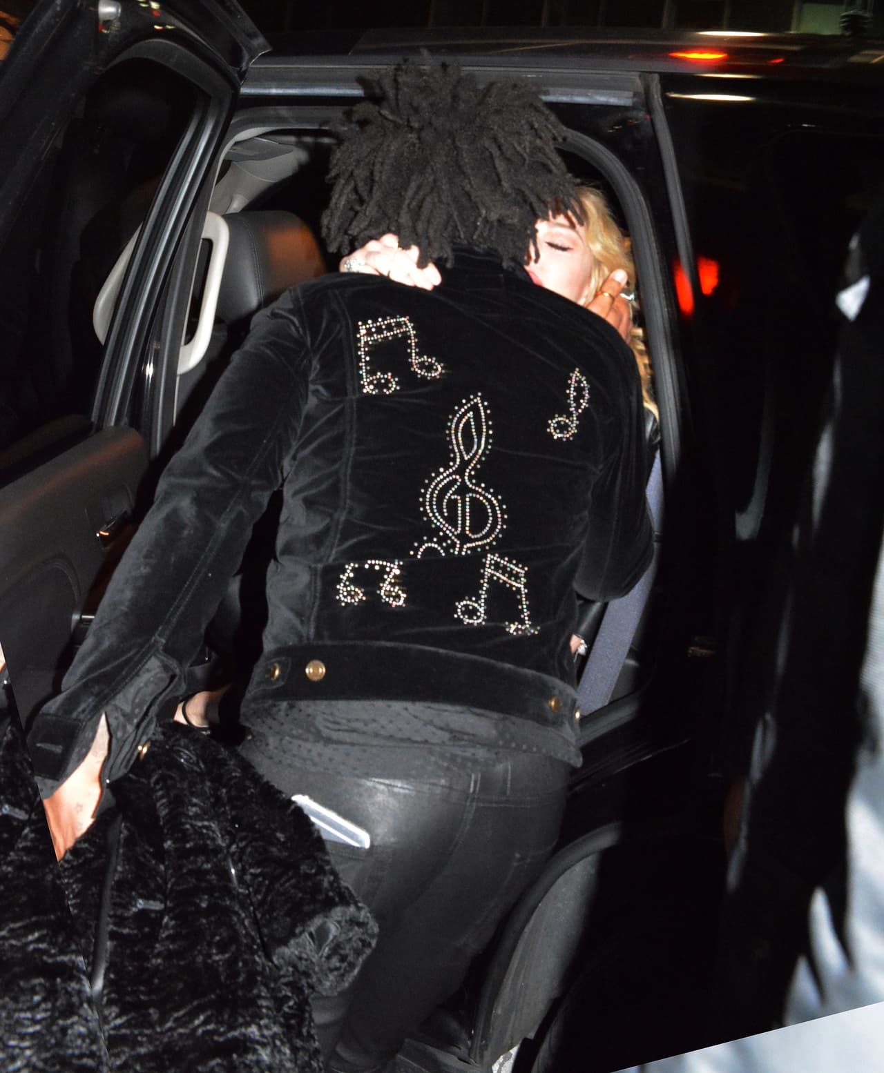 Los amigos cenaron juntos y minutos después se despidieron.