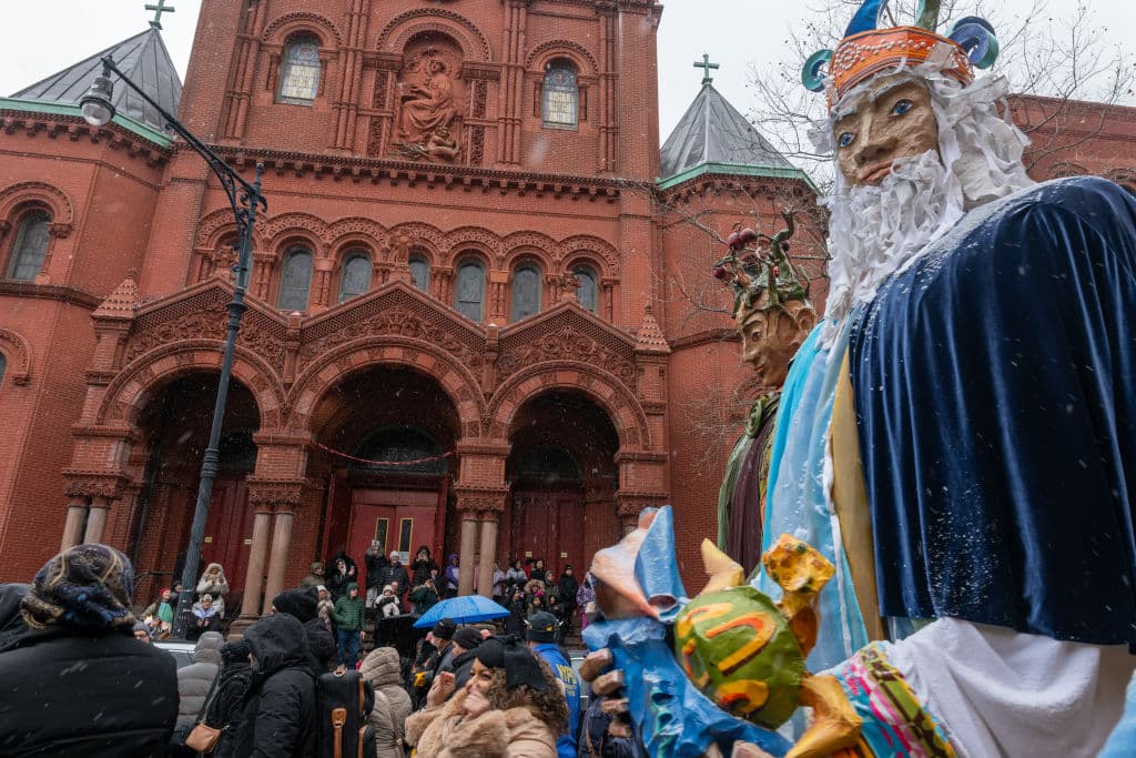 El desfile, organizado por el Museo del Barrio desde 1977, es un homenaje a la Epifanía, una festividad cristiana que conmemora la llegada de los Reyes Magos al portal de Belén para adorar al niño Jesús.