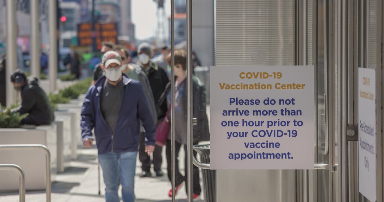 Los Centros para el Control y Prevención de Enfermedades de Estados Unidos (CDC) recomiendan la vacunación inmediata contra el covid-19 cuando sea posible.