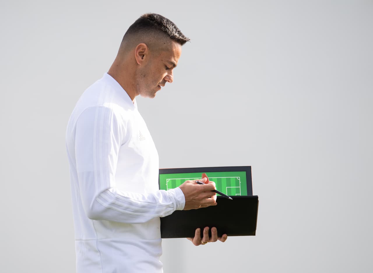 Juninho se integró al cuerpo técnico de Ricardo Ferretti en Tigres, club del que fue jugador y en el que ahora aporta su experiencia a sus compañeros en medio de los entrenamientos para el Clausura 2019.