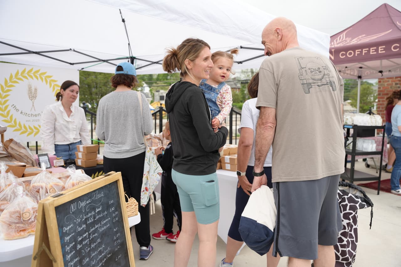 Si está buscando aliemntos, tomar una taza de café con un amigo o una diversión creativa para los niños, Tomatopalooza es su mejor opción.
