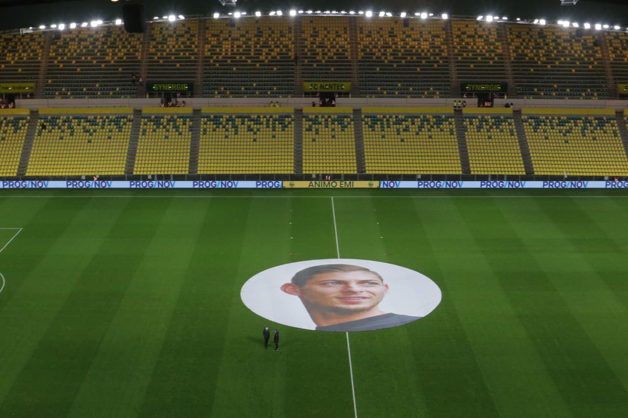 En las afueras del Stade de la Beaujoire - Louis Fonteneau, donde el Nantes F.C. es local, miles de aficionados continuaron sus homenajes a Emiliano Sala. Los mimos se vieron incluso dentro del estadio en donde se prepararon mosaicos, pancartas, playeras alusivas para los jugadores y mucho más.