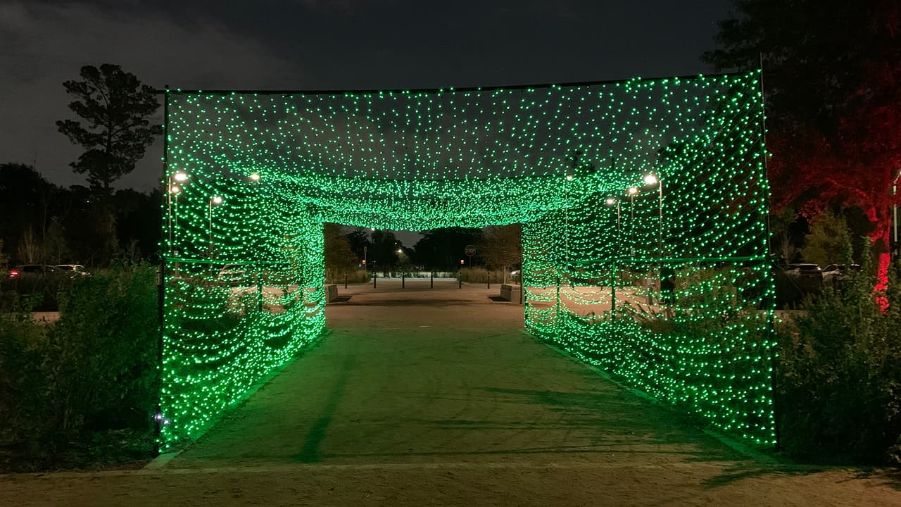 Memorial Park es uno de los parques urbanos más grandes de Estados Unidos inaugurado en Houston en 1924 y tiene una extensión aproximada a los 1466 acres cuadrados (5.9 km2).