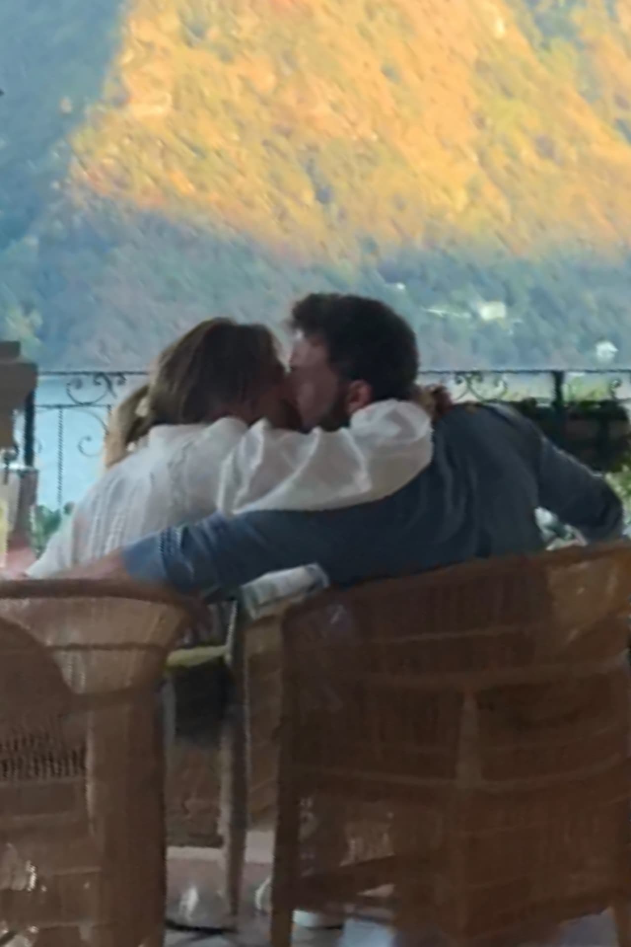 Aparecen las primeras imágenes de 
<a href="https://www.univision.com/musica/se-casaron-otra-vez-asi-fue-la-segunda-boda-de-jennifer-lopez-y-el-ben-affleck-fotos" target="_blank">Jennifer López y Ben Affleck</a>, luego de casarse en Georgia, Estados Unidos. La pareja fue captada disfrutando de su segunda luna de miel en Italia.