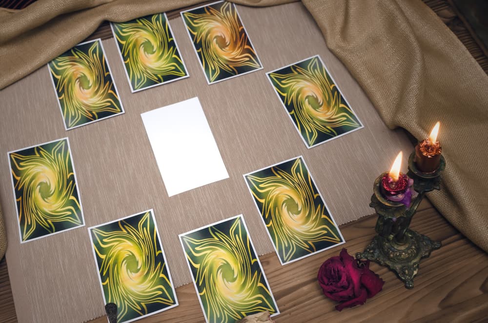 La séptima carta de la lectura del Zodiaco, que es la de la derecha y representa a Libra, habla de tus relaciones personales y profesionales. Escorpión, del futuro, cambios que vienen, incluyendo tragedias o problemas. Sagitario, la novena, del conocimiento y la espiritualidad. Capricornio, tus ambiciones personales y profesionales. Acuario, de tu comunidad, tu círculo cercano y alianzas. Por último, Piscis habla de tus retos y peligros.