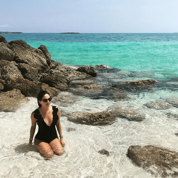 A pesar de la tristeza continuó brindándole simpatía al público de Despierta América y para curar su alma hizo un viaje en familia a Holbox, Quintana Roo, México.