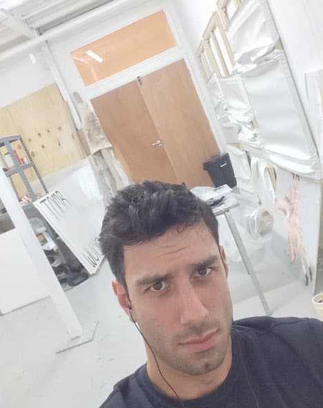 Muy ocupado en su estudio, creando arte.