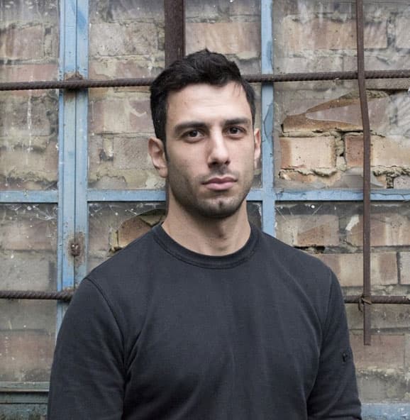 Él es Jwan Yosef, artista plástico de raíces suecas y sirias.