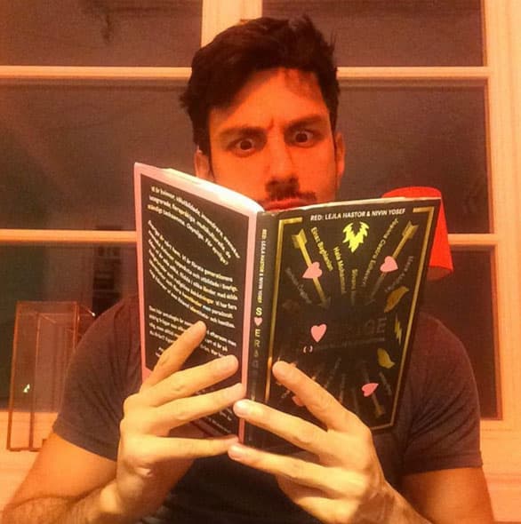 También adora la lectura.