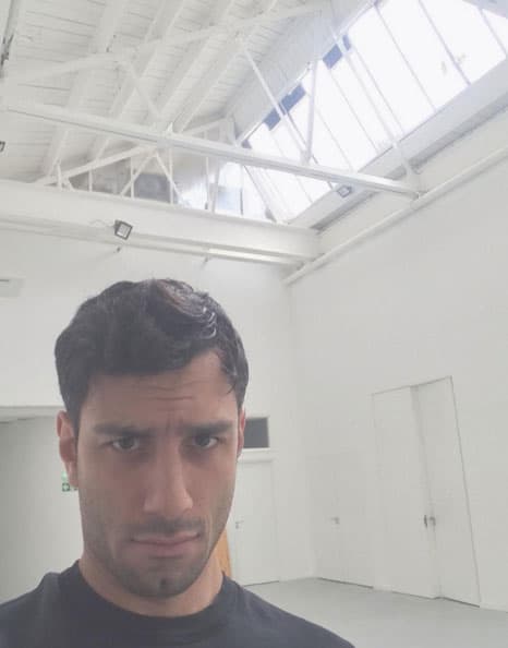 Se la vive en su estudio.