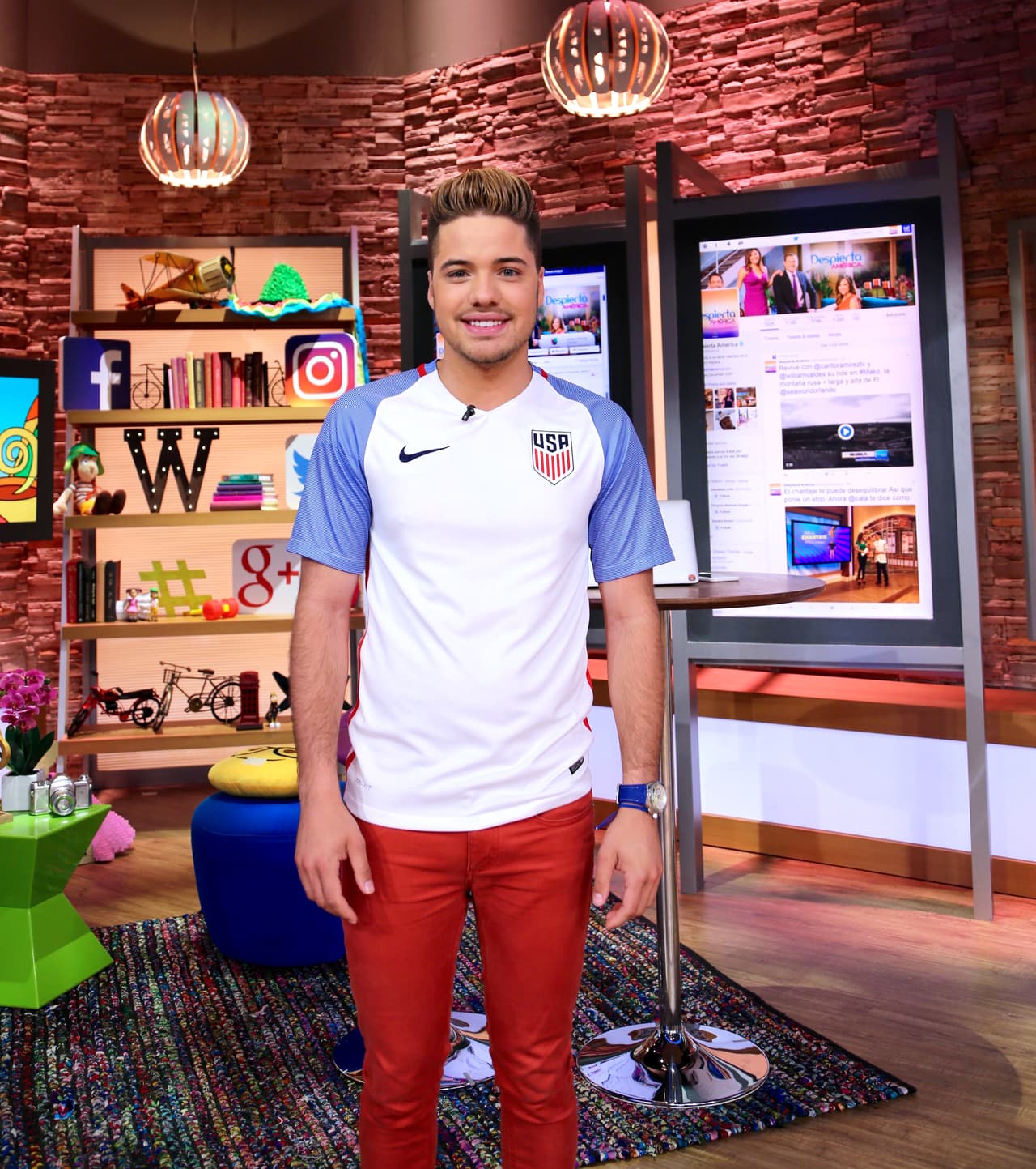 William Valdes desde su rincón social, donde nos mantiene al día con lo que pasa en las redes.