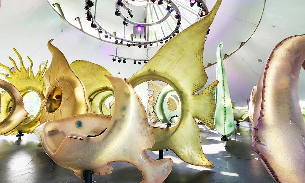 <b>SeaGlass Carousel </b>
<br>
<br>Este carrusel con un un diseño único está ubicado en el Battery Park, en Manhattan.
<br>
<br>En lugar de los clásicos caballitos, los motivos de esta atracción son marinos.
<br>
<br>Cuenta con peces iridiscentes y luces de colores.
<br>
<br>
<b><a href="https://www.seaglasscarousel.nyc/plan-your-visit/" target="_blank">Puedes encontrar más información aquí.</a></b>
<br>
<br>
<br>