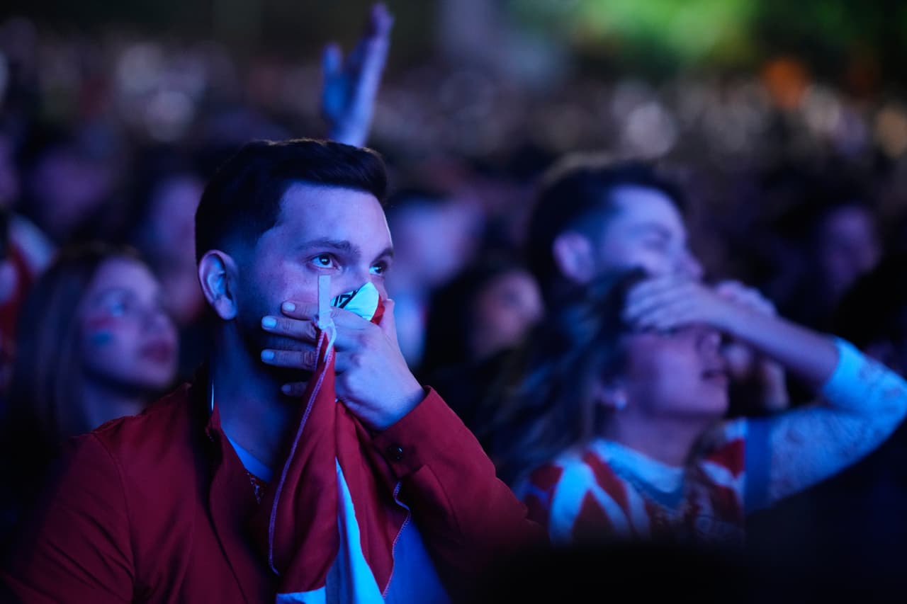 Aficionados paraguayos reaccionan mientras ven el partido en Asunción, Paraguay.