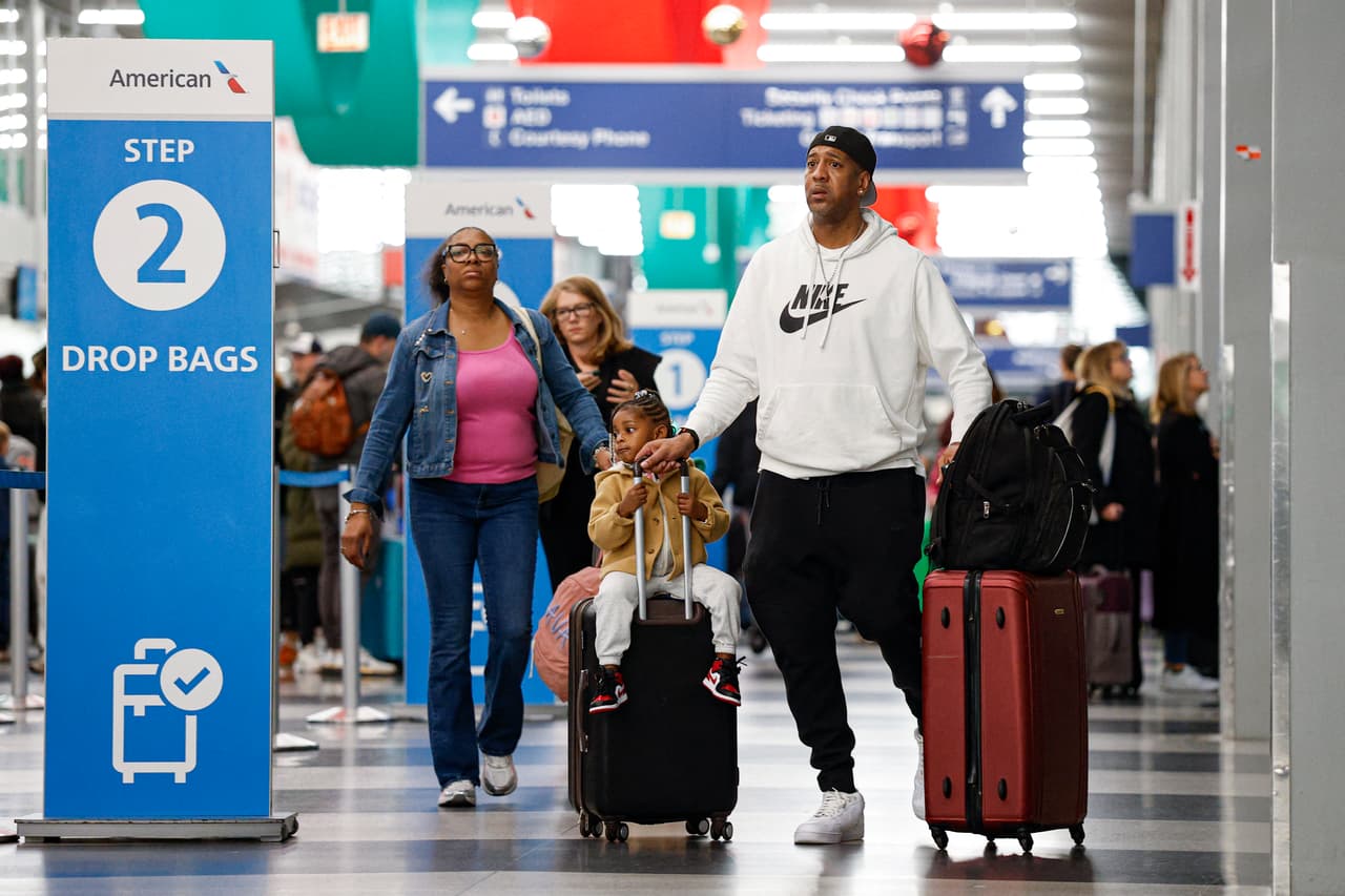 Para quienes se preparan para viajar, las recomendaciones son claras:
<b>llegar con mucha más anticipación de lo habitual</b>, al menos entre
<b>2 y 3 horas para vuelos domésticos</b> y más tiempo aún para vuelos internacionales.
<br>