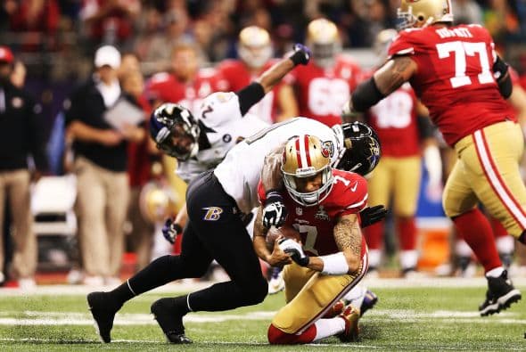 La gran fiesta deportiva del año en Estados Unidos, el Super Bowl de la Liga Nacional de Fútbol Americano (NFL), en su cuadragésima séptima edición, ya forma parte de la historia con los Ravens de Baltimore como nuevos campeones al vencer por 34-31 a los 49ers de San Francisco. Los pronósticos se cumplieron, los Ravens llegaron al Mercedes-Benz Super Dome de Nueva Orleans con el mejor mariscal de campo del momento, Joe Flacco, y la mejor defensa de la NFL, ambos factores se hicieron presentes en los momentos decisivos que hicieron posible el triunfo y el conseguir el segundo trofeo Vince Lombardi en la historia de la franquicia de Baltimore. Flacco, de 28 años, fue el líder perfecto en la primera parte al conseguir tres pases de anotación, que lo dejaron como el sexto mariscal que lo consigue en la historia del Super Bowl y una ventaja parcial de 21-6 al descanso que sería decisiva. El safety Ed Reed, nativo de New Orleans, empataría la mejor marca de la fase final de la NFL con nueve robos aéreos, mientras que Kaepernick quedaría con la mancha de la interceptación que sufrió. Antes que se diese el ya histórico apagón, el primero en un Super Bowl, el receptor abierto Jacoby Jones también quiso entrar en los libros de las marcas al conseguir nada más comenzar el tercer periodo al regresar 108 yardas de "touchdown" una devolución de balón, la mejor de todos los tiempos. Kaepernick y los 49ers vivieron los momentos estelares del partido al conseguir 23 puntos en menos de 13 minutos, 17 fueron consecutivos. Lewis, no brilló como en el primer Super Bowl del 2001 cuando ganó el premio de Jugador Más Valioso (MVP), que esta vez le fue con todos los honores a Flacco, al completar 22 de 33 pases para 287 yardas, sin interceptaciones, pero hizo seis derribos y cuatro fueron "placajes" solitarios. Suficientes para que los Ravens lograsen el segundo trofeo Vince Lombardi en su historia y Lewis pudiese cerrar con broche de oro su legado de 17 temporadas brillantes dentro de la competición de la NFL. Mientras que la revelación de la temporada Kaepernick confirmó que es un mariscal muy especial, lleno de energía, que corre como nadie, que tiene un dinamismo único, pero que todavía no pudo emular a los legendarios Montana y Young, que lo precedieron al frente de los 49ers en los cinco Super Bowls que disputaron y que consiguieron ganar. Los jugadores de los 49er, encabezados por el corredor Frank Gore insistieron que su equipo fue mejor como conjunto que los Ravens se aprovecharon de acciones aisladas. Pero el marcador final estableció que los ganadores fueron los Ravens, por eso dos hermanos, John y Jim Harbaugh, los primeros en la historia de la NFL que dirigieron a los equipos que disputaron un título de Super Bowl, al concluir el partido fueron al encuentro y se dieron un gran abrazo.