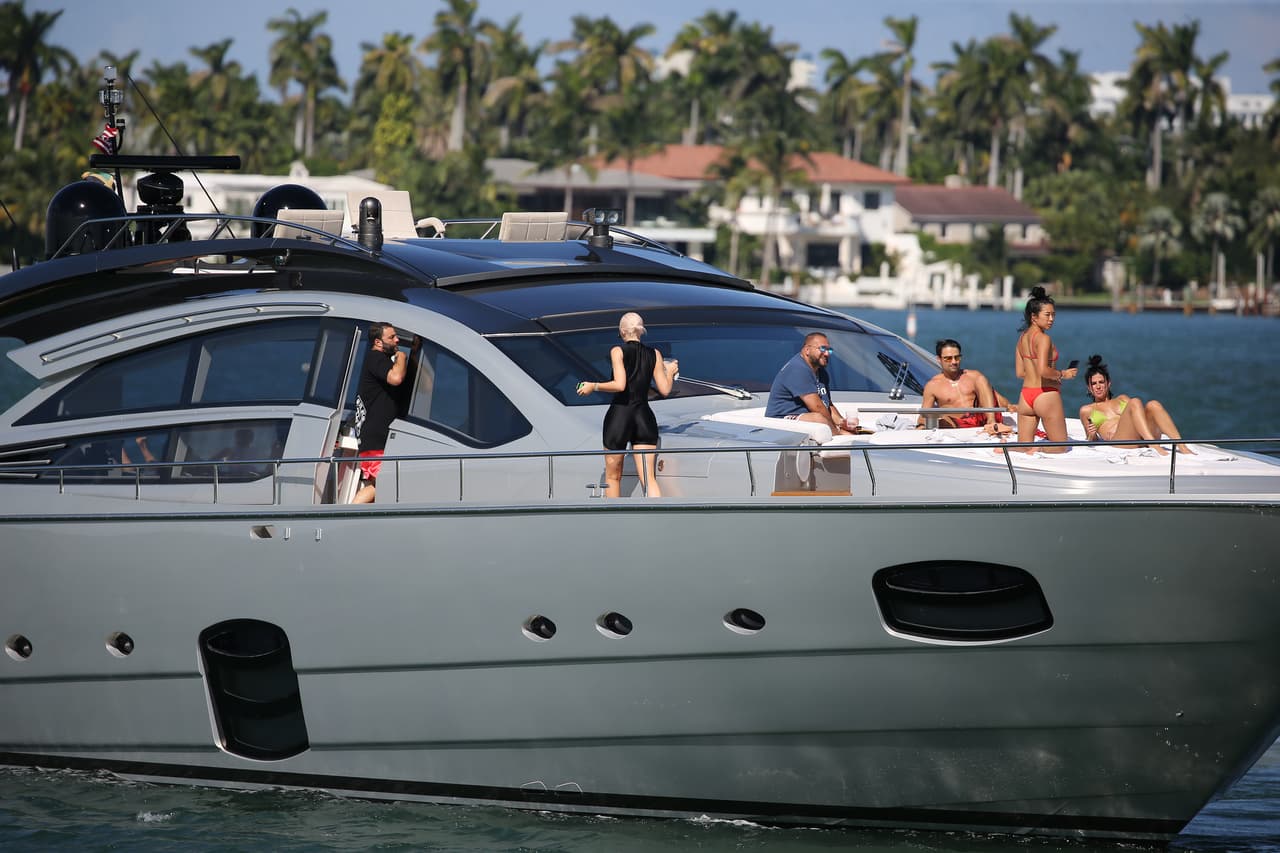 La costosa vida de Kylie Jenner ha sido expuesta en más de una ocasión. Por ejemplo, a mediados de 2019, Jenner 
<b><a href="https://www.univision.com/famosos/kylie-jenner-celebrara-sus-22-en-un-yate-del-tamano-de-un-campo-de-futbol-americano-asi-es-y-esto-costara-el-lujo-fotos" target="_blank">rentó un yate de 250 millones de dólares</a></b> y del tamaño de un campo de futbol americano, para celebrar su cumpleaños 22. 
<br>