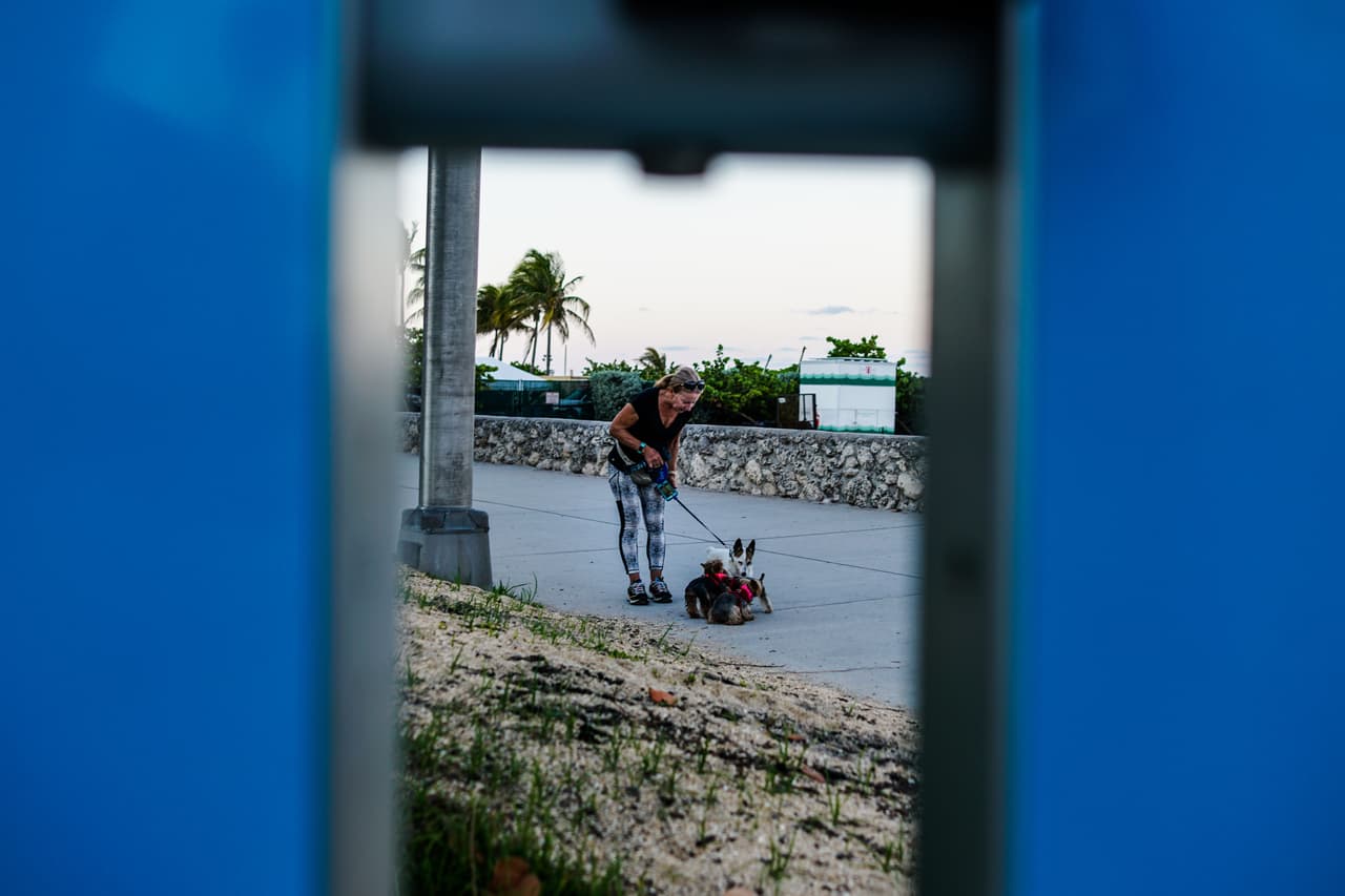 La concurrida calle llamada Ocean Drive, ya no está llena de turistas ni tampoco deportistas, algunos residentes salen a caminar o pasear a sus perros.