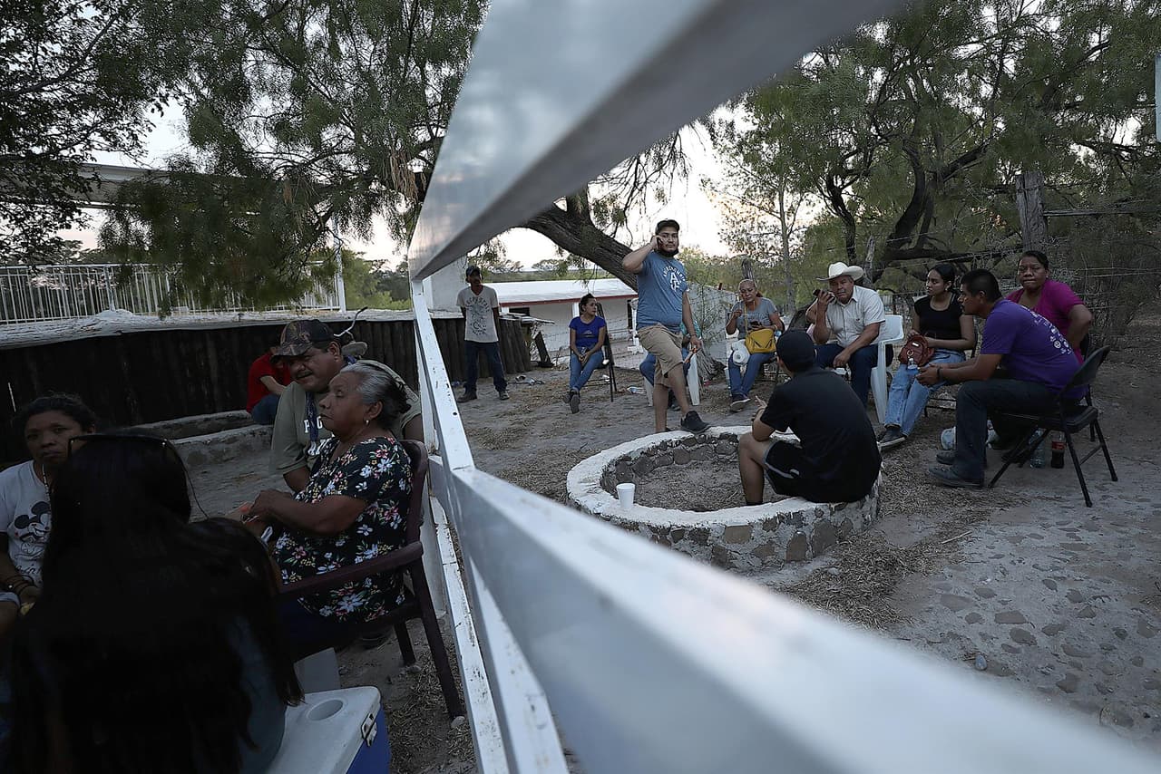 El gobernador de Coahuila, Miguel Riquelme, lamentó el siniestro y dijo que pidió a las autoridades laborales y a la fiscalía local 
<b>priorizar "el rescate de las personas atrapadas </b>y posteriormente dar fe de los hechos".