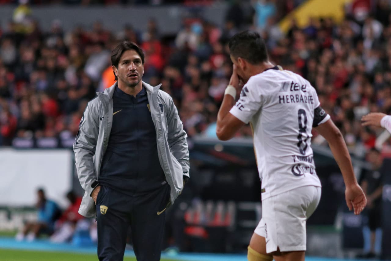 Bruno Marioni, otrora figura de los Pumas, estrenándose esta noche como su director técnico de los azul y oro.