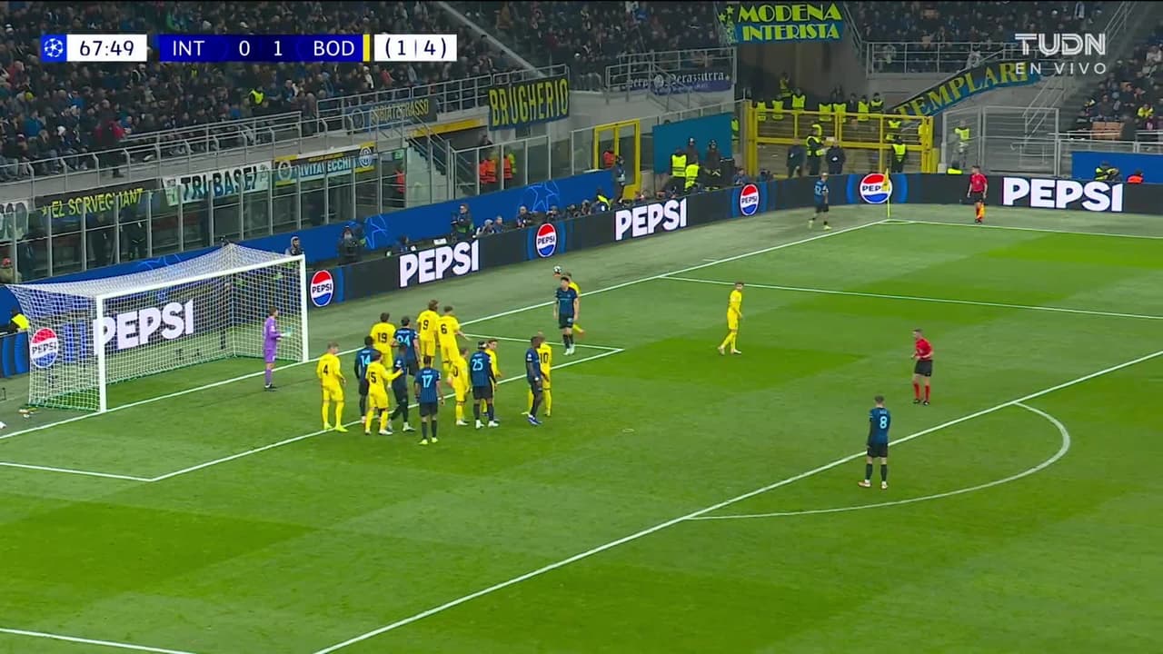 ¡CERCA! Manuel Akanji disparó que se estrella en el poste.