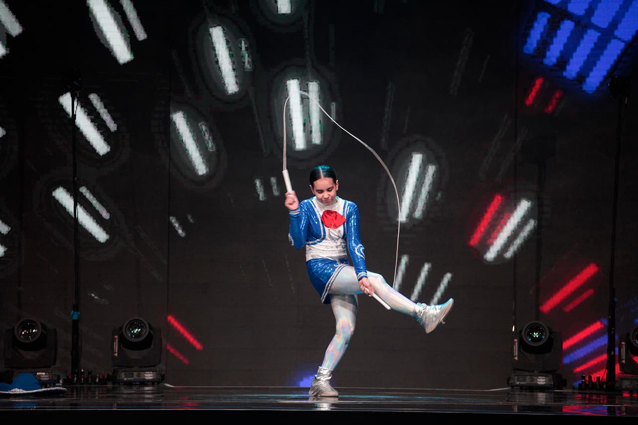 Durante el quinto show de Pequeños Gigantes, la niña María Pérez llegó al escenario para mostrar su talento: bailar con cuerdas al ritmo de la música.