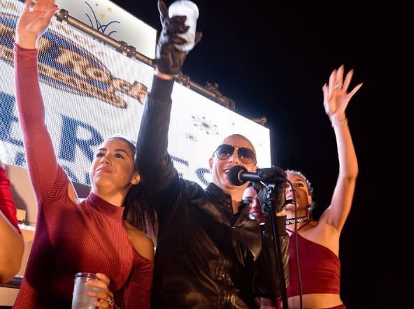 ¡Saluuuud! Listos para brindar por un año más lleno de éxitos y salud.