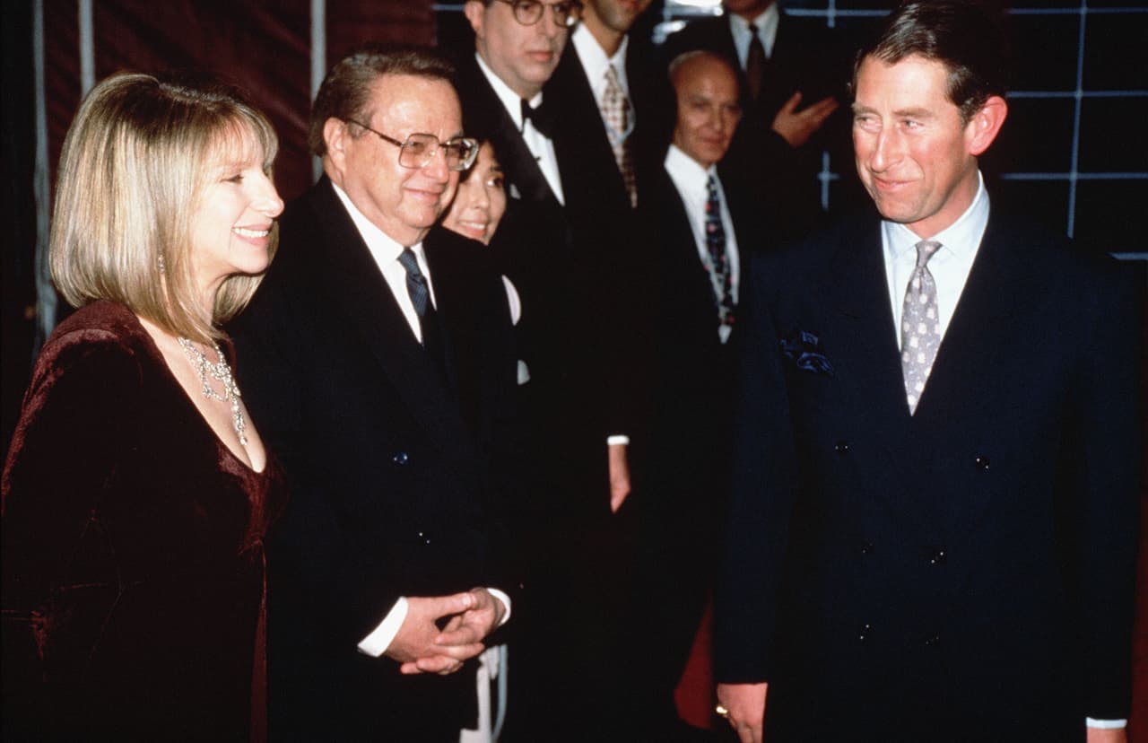 Este fue el comienzo de una amistad entre ambos. Su relación ha sido tan estrecha que Streisand, hoy de 79 años, cantó en Wembley en 1994 para la organización benéfica del príncipe, Prince's Trust.
<br>