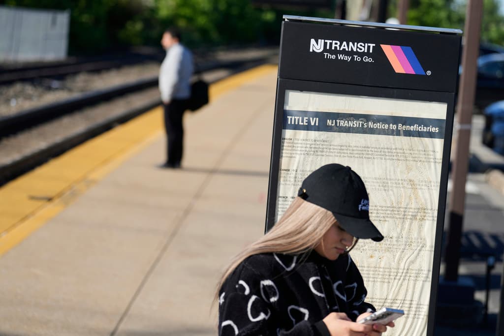 El acuerdo, que requiere ratificación de la junta nacional del sindicato y la junta de transporte, supera la última propuesta rechazada, según indicaron los representantes sindicales. Si bien no se han revelado los montos específicos del nuevo convenio, fuentes cercanas a la negociación señalan que incluye mejoras significativas en las condiciones laborales.