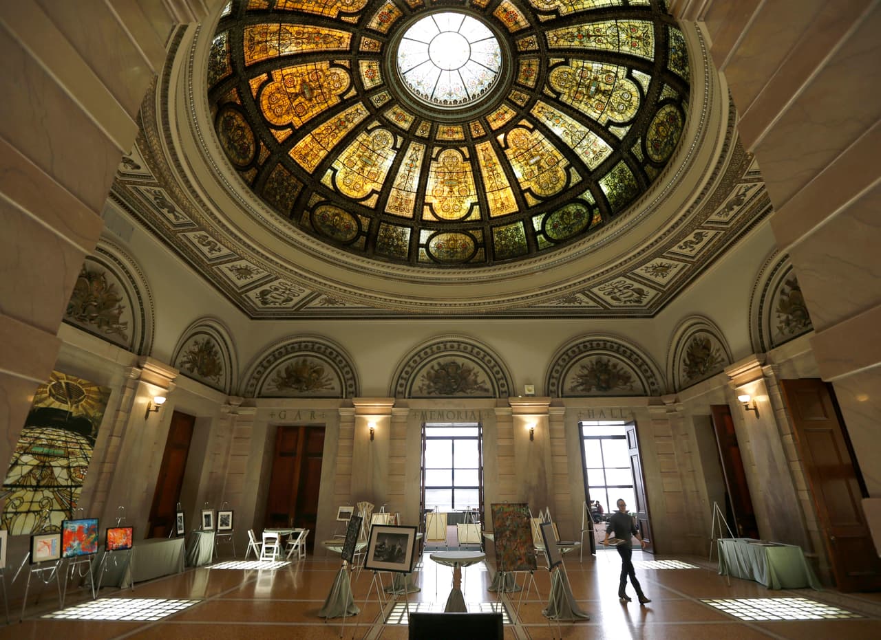 Esta foto muestra el domo de vidrio en el Centro Cultural de Chicago. El domo es de 40 pies de diámetro y tiene unas 50,000 piezas de vidrio en su intrincado diseño renacentista.