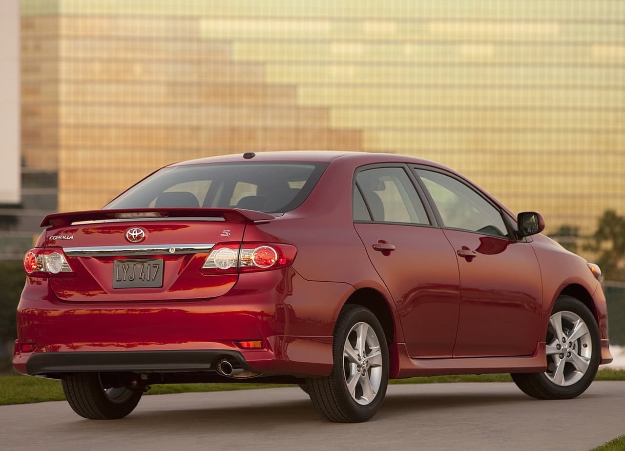 El único motor disponible en este sedán es un cuatro cilindros de 1.8 litros con el que produce 132 caballos de fuerza. Éste puede estar acoplado a una transmisión manual de cinco velocidades o bien a una automática de cuatro velocidades. Con esta última, entrega 26 mpg en ciudad y 34 mpg en carretera.