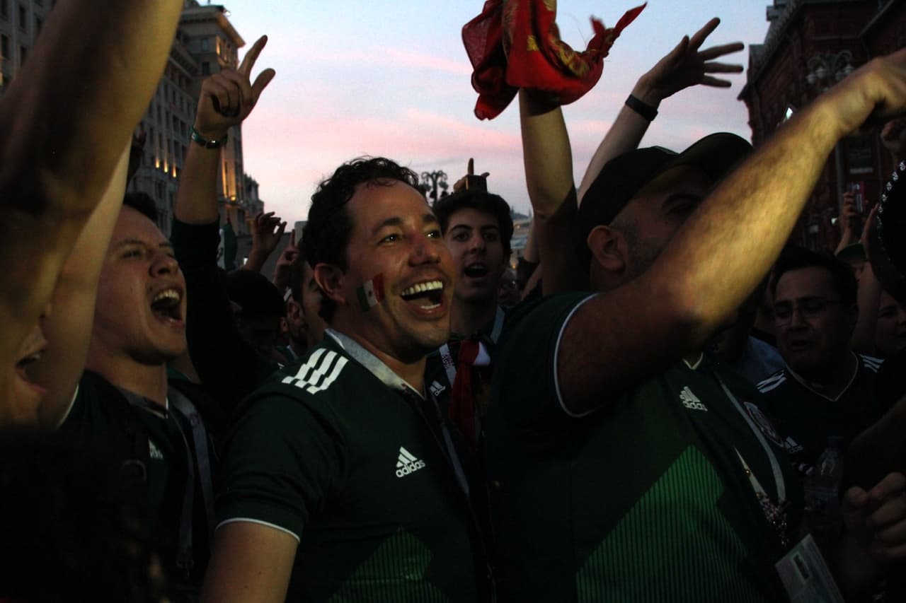 Tremendo jolgorio que armaron los aficionados mexicanos en la Plaza Roja en Moscú tras la gran victoria de la selección de México por 1-0 sobre Alemania. ¡Así festejaron! (Fotos: Ricardo Otero, enviado)