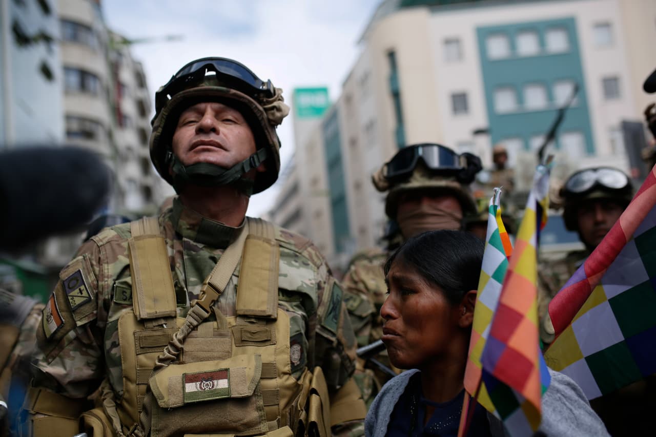 El país vivió 
<b><a href="https://www.univision.com/noticias/america-latina/un-dialogo-estancado-y-militares-en-las-calles-bolivia-sigue-sin-ver-la-luz-en-la-crisis-politica" target="_blank">protestas inéditas</a></b> tras la cuestionada reelección de 
<b><a href="https://www.univision.com/temas/evo-morales">Evo Morales</a></b> para un cuarto mandato y un recuento salpicado por acusaciones de fraude. El presidente renunció en octubre y se asiló primero en México y después en Argentina. El rol del ejército, que instó a Morales a renunciar y también salió a las calles y reprimió a manifestantes, fue muy cuestionado por los seguidores del exmandatario que aseguran que se trató de un golpe de Estado.