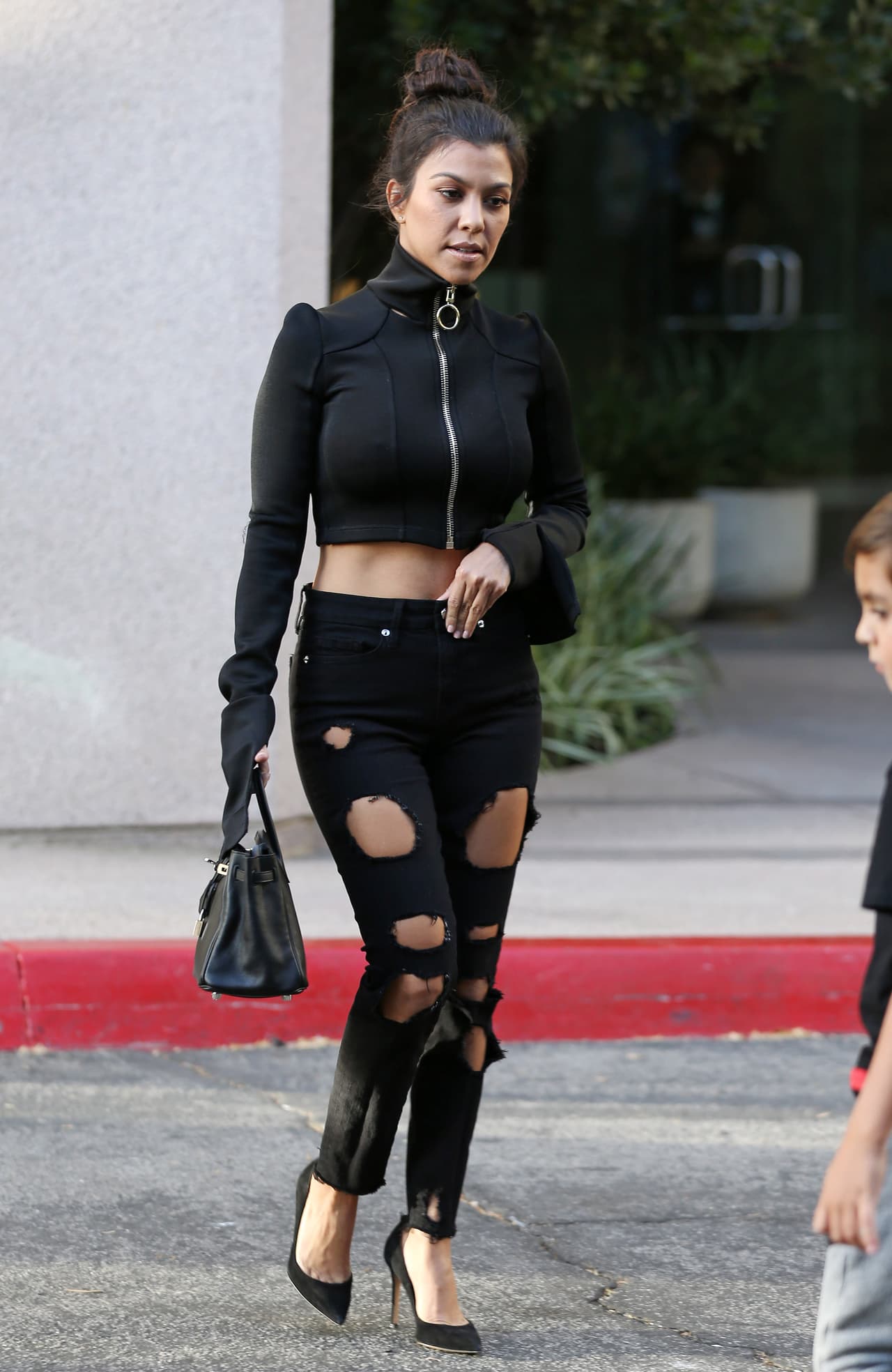 Aunque el pantalón no es de lo más lindo, Kourtney apoyó la nueva línea de ropa de su hermana.